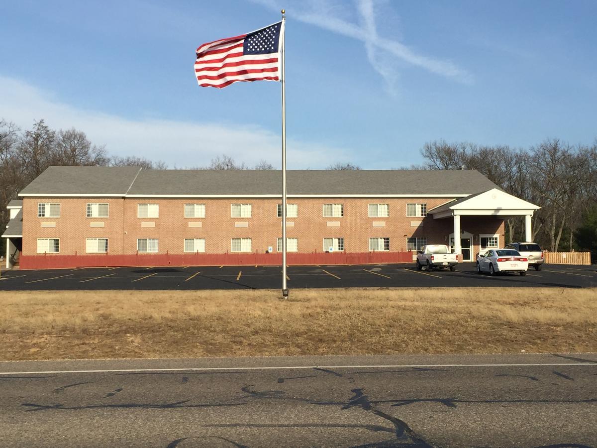 Adams Inn And Suites Exterior photo