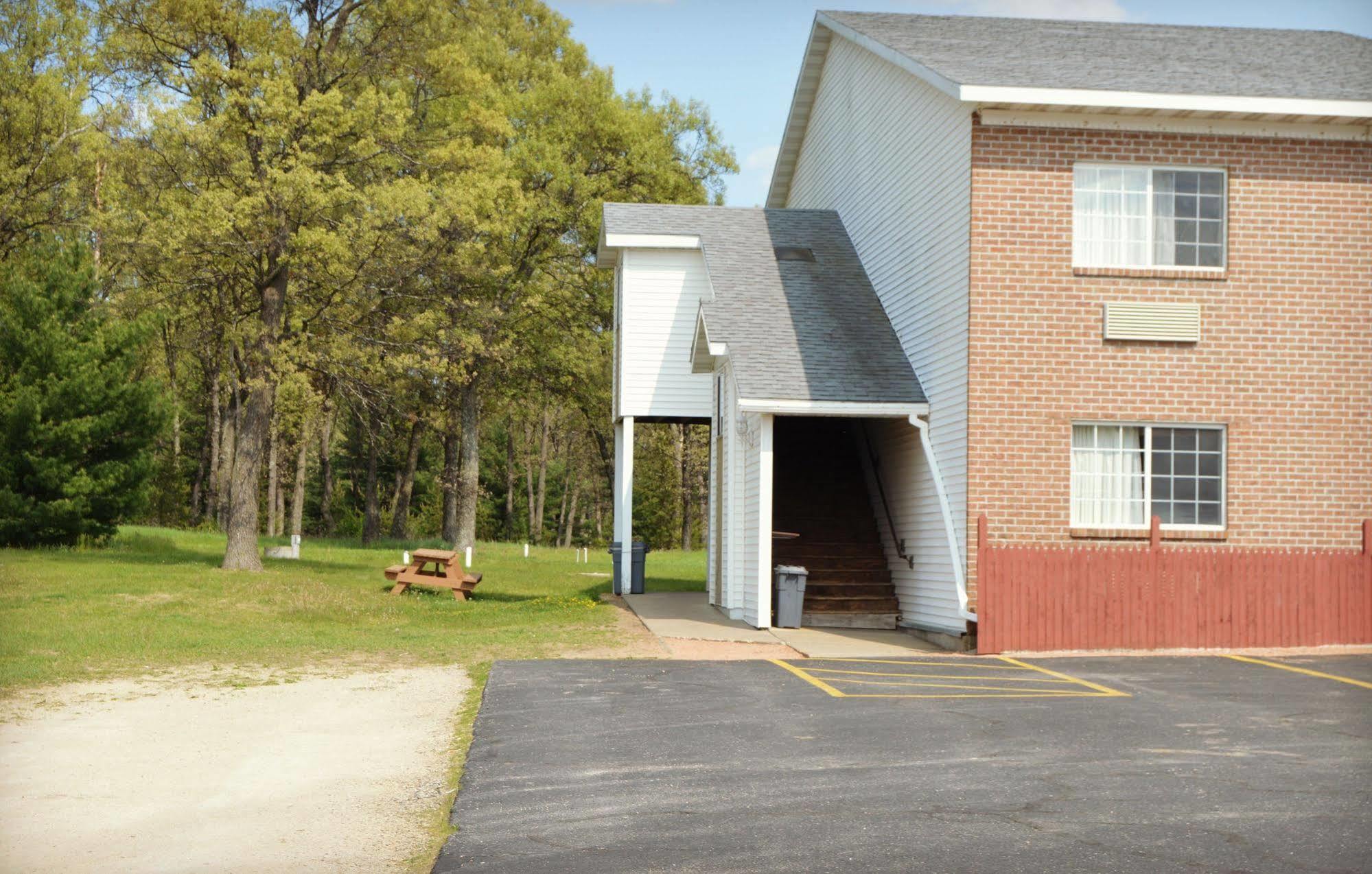 Adams Inn And Suites Exterior photo